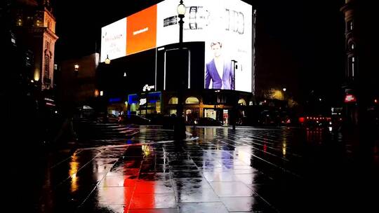 延时摄影夜间照亮伦敦街道的电子广告牌