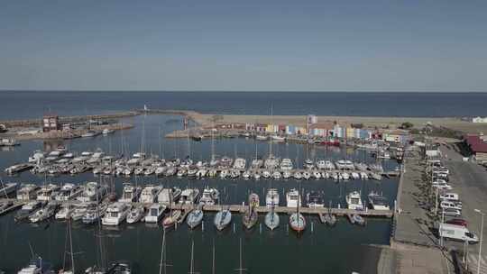 地中海海岸码头码头整洁的帆船和巡洋舰视频素材模板下载