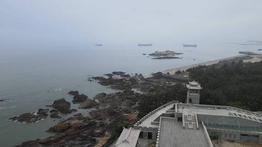 大气航拍福建泉州惠安崇武古城雾天海岸风景