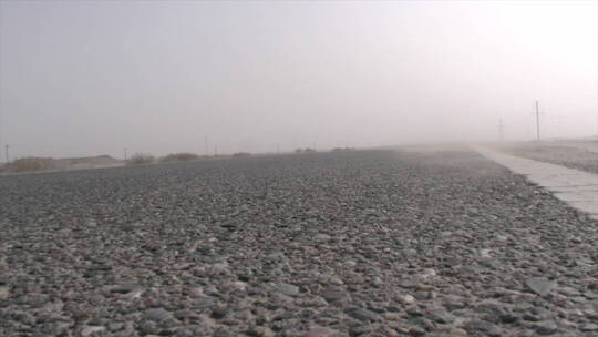 新疆 风沙路面贴地拍摄 砾石子路面沙尘
