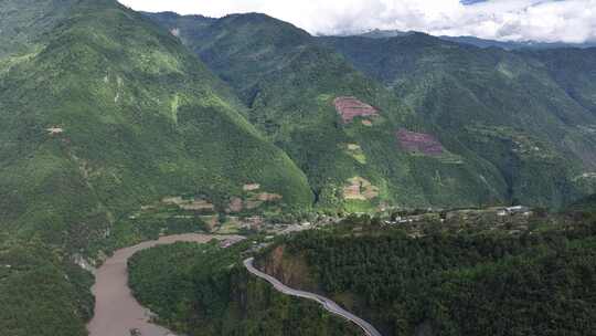 云南怒江傈僳族丙中洛人神共居秋色高空航拍