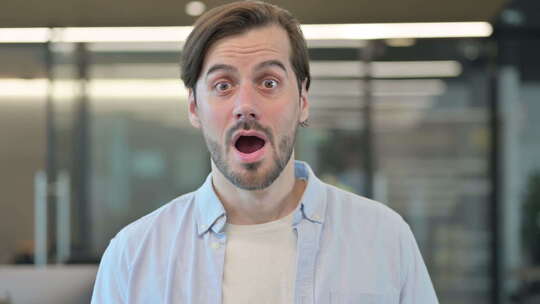 成熟的成人男子震惊想知道在敬畏