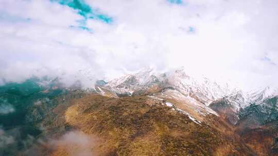 无人机高空航拍穿越云层高原雪山高山雪峰