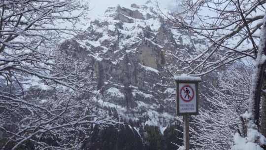 降雪覆盖平坦表面