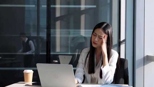 年轻人头疼压力大揉太阳穴