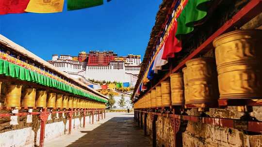 拉萨布达拉宫旁的转经筒