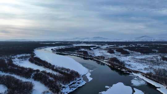 大兴安岭湿地河流初春开河雪景