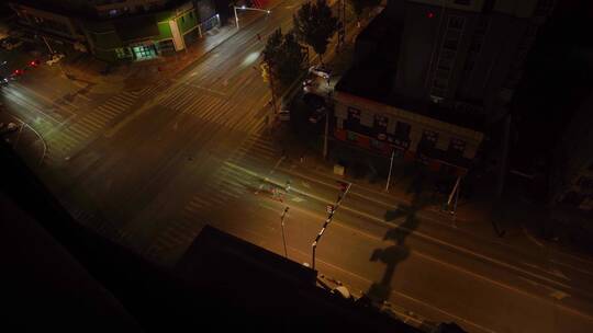 夜晚透过窗外看向街道