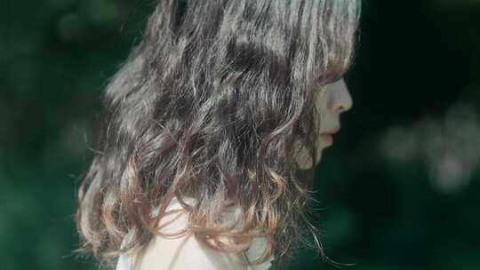 听歌女生回忆伤感歌曲MV视频素材绿色小清新