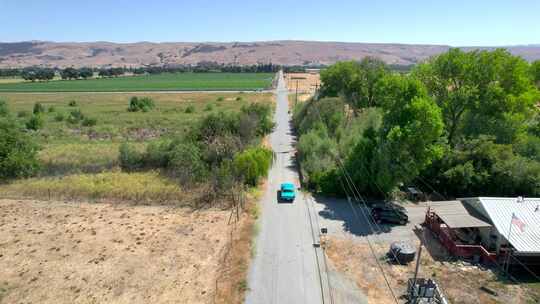 汽车在公路上行驶的镜头