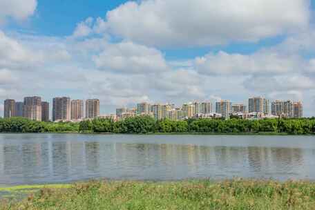 浑河岸边建筑沈阳蓝天白云城市天际线