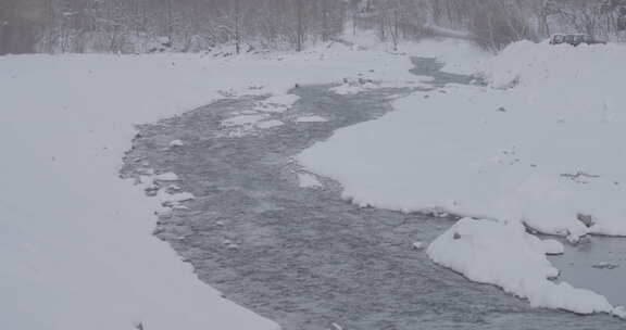 长白山积雪覆盖不冻河