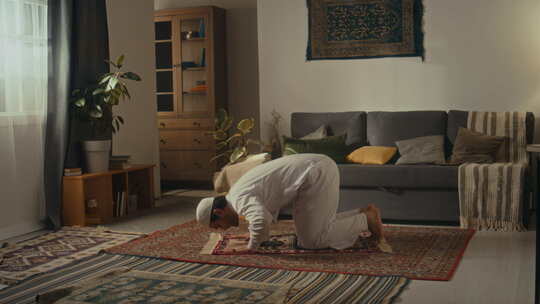 坎多拉的伊斯兰人在家里祈祷Namaz和表