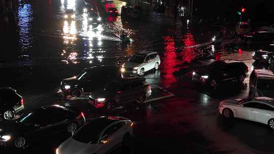 城市暴雨后道路积水夜间行车4