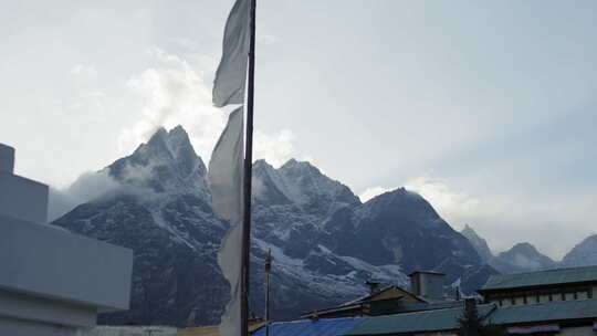 滑翔的喜马拉雅山，祈祷旗在风中飘扬。