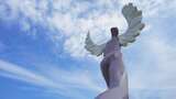 大梅沙海滨公园羽翼人雕塑盐田深圳3345高清在线视频素材下载