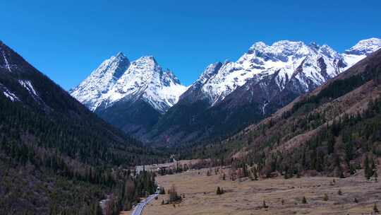 川西高原四姑娘山航拍雪山