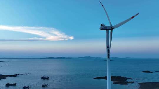 傍晚海岛风车航拍大海风力发电海洋风电风景