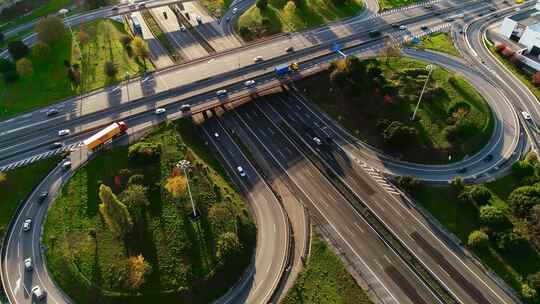 高速公路十字路口的鸟瞰图。剪辑。高速公路和立交桥，有汽车和卡车，立交桥