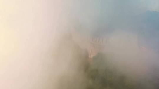 山间云雾弥漫景象
