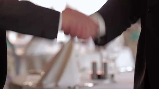 商务人士握手合作画面