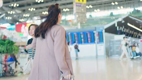 亚洲年轻女子旅客在机场检查登机牌。