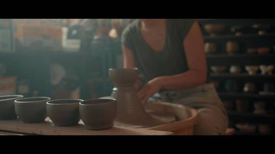 女人在制作泥陶碗