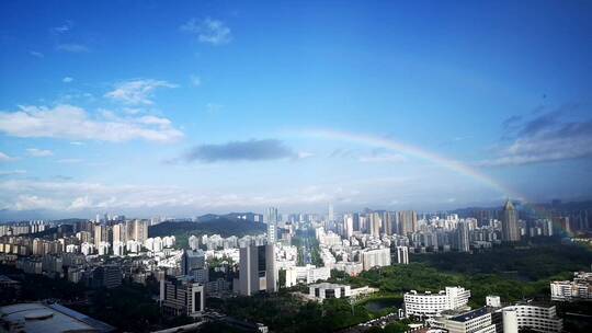 城市上空雨后彩虹的延时摄影