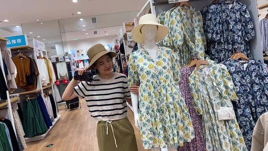 商场服装品牌展示，UR、优衣库品牌服装