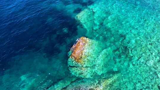 海中礁石堆积形成的小岛视频素材模板下载