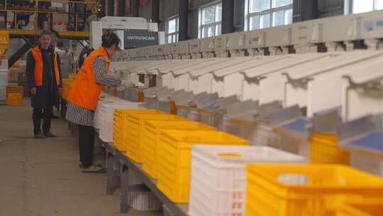 工厂工人流水线作业场景