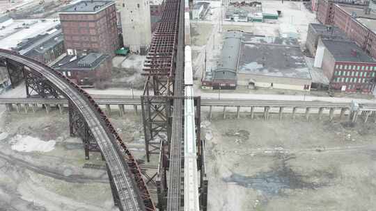 圣路易斯破败地区生锈的旧火车桥上的天桥。