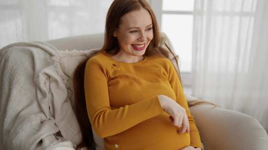 孕妇玩她的肚子健康怀孕母亲生育概念幸福女