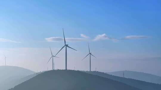 航拍山庄枣庄大山里云雾缭绕的风力发电机组视频素材模板下载