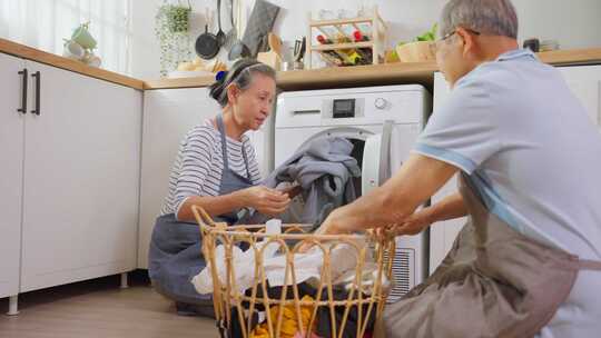 亚洲老年夫妇在家做家务和厨房家务。
