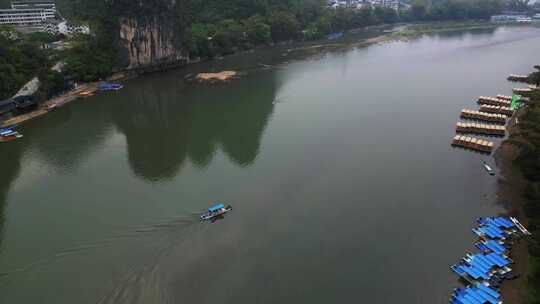 鸟瞰宁静的河流和山脉，中国。