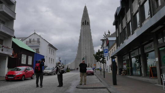 冰岛大教堂和路上的行人