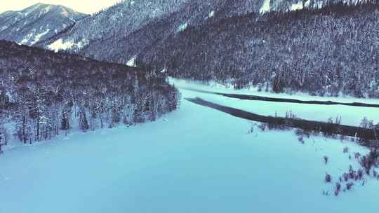 航拍新疆雪山风光