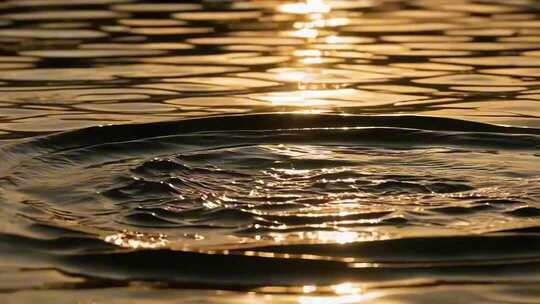 夕阳下波光粼粼的水面素材