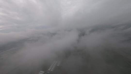 穿越机航拍清晨云层穿云农田平流雾日出