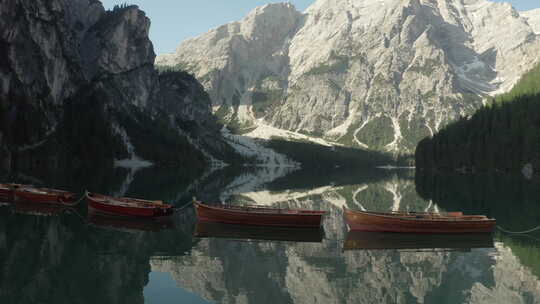 无人机视图接近Lago di Braies表面，Dolomiti视频素材模板下载