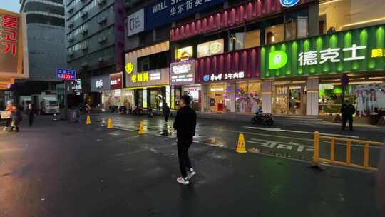 杭州湖滨商圈雨中散步