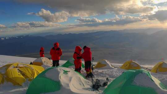 攀登新疆慕士塔格峰登山者的C2营地日落风光