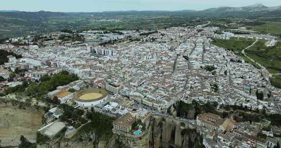 西班牙粉刷建筑的历史城镇鸟瞰图。