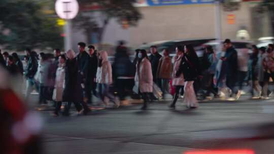 河南郑州夜晚街头人行道人群脚步