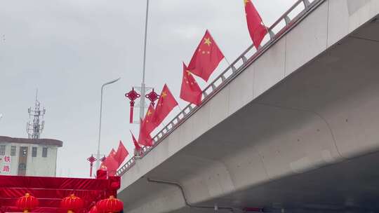 高架桥中国结风吹红旗视频素材模板下载