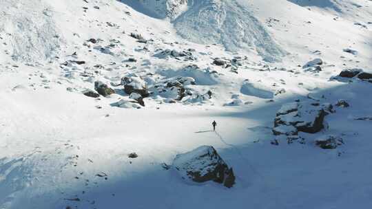 人高山滑雪旁边的山天线