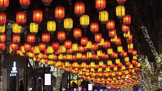 春节过年题材，青岛街头悬挂着很多大红灯笼