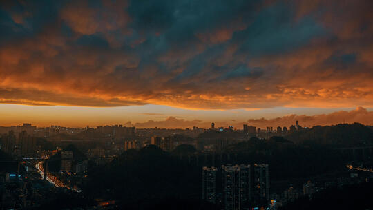 暴雨后夕阳晚霞染红天际云层