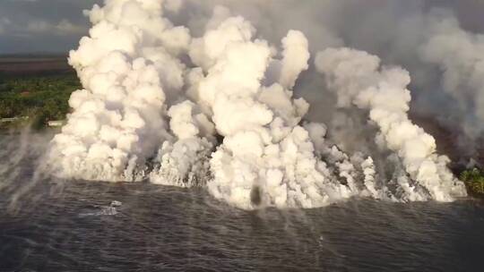 2018年夏威夷基拉韦厄火山爆发时浓烟滚滚视频素材模板下载